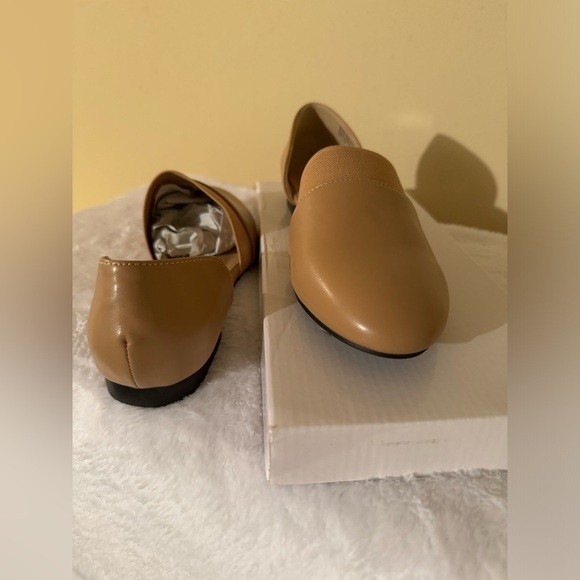 NIB Salon Studio Tan Slip-On Flat Sandals Size 7 - Picture 2 of 3